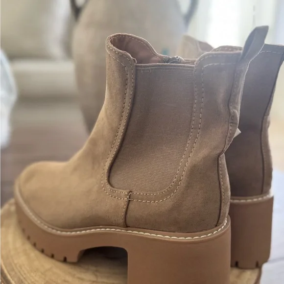 Nwt Women's Block Heel Chelsea Boots Faux Suede Memory Foam Universal Thread - Picture 8 of 12